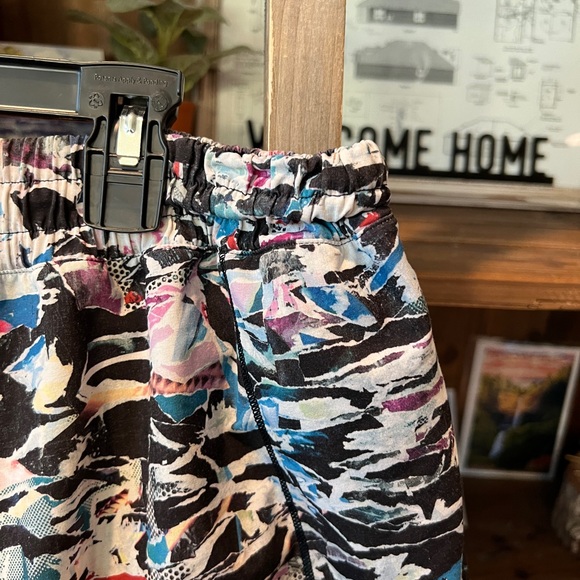 Lululemon women’s hotty hot short II size 10 tall - Picture 6 of 11